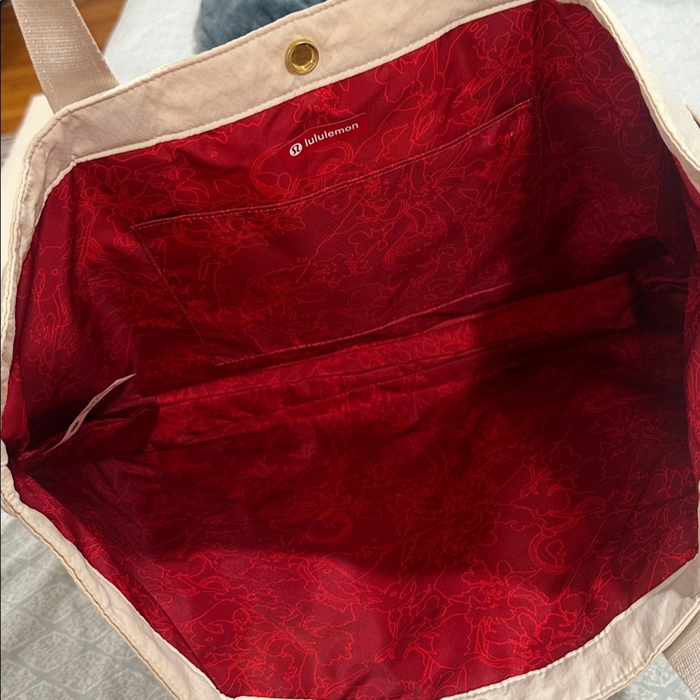 luluđ NWT New Year Daily Multi Pocket Tote - Picture 6 of 7